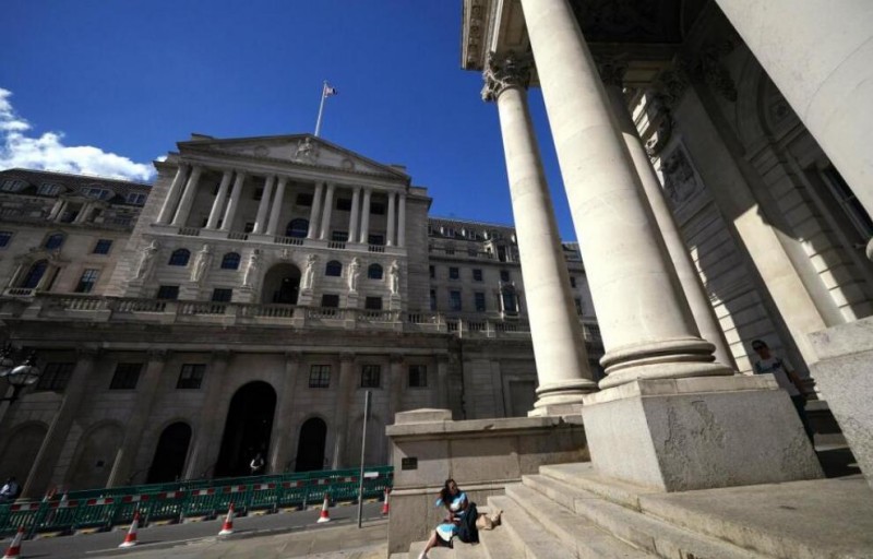 英国央行两年来首次维持利率不变